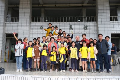 「Let’s Build！義起動手，築愛新城」義築行動，打造積木溜滑梯，活動合影。